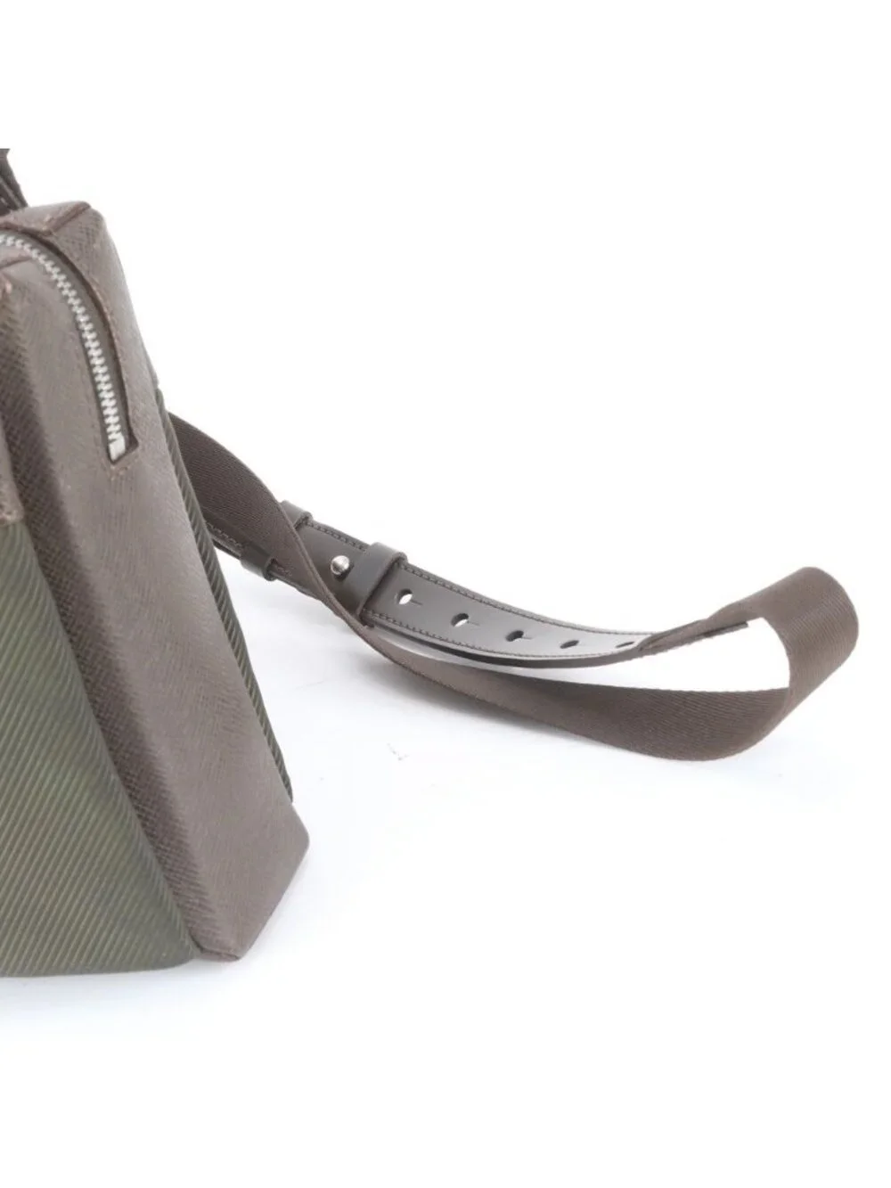 Louis Vuitton Taiga Sayan Leather Shoulder Bag Crossbody Messenger Business